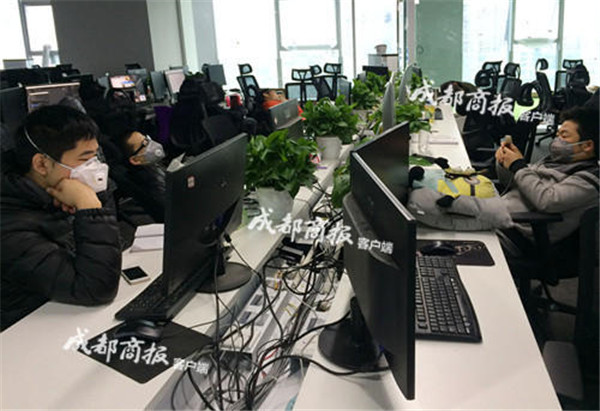 【惊】成都绿地之窗一公司新办公室装修时入住 员工戴防毒面具上班 【惊】成都绿地之窗一公司新办公室装修时入住 员工戴防毒面具上班