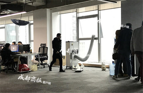 【惊】成都绿地之窗一公司新办公室装修时入住 员工戴防毒面具上班 【惊】成都绿地之窗一公司新办公室装修时入住 员工戴防毒面具上班